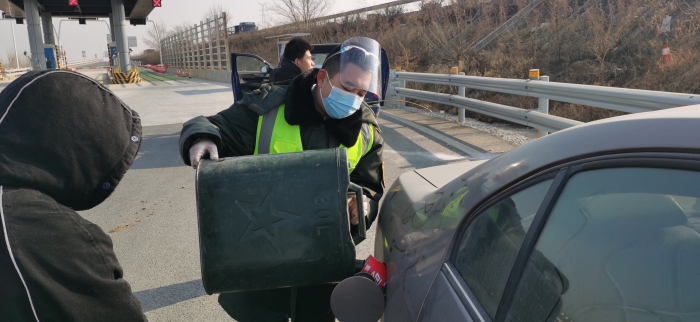 京雄筹建处容城东收费站：新年新气象 热心服务不打烊1