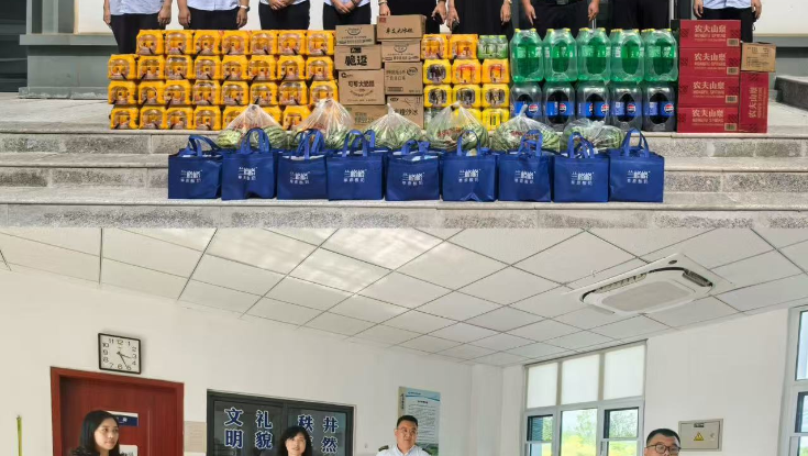 盛夏送清凉 关怀沁人心--雷竞技raybet即时竞技平台分公司党委委员、副总经理郎爱荣到泗庄收费站开展夏日慰问活动