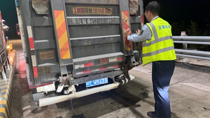 雷竞技raybet即时竞技平台高碑店东收费站：合力推车解司乘难题 暖心服务守护高速通行